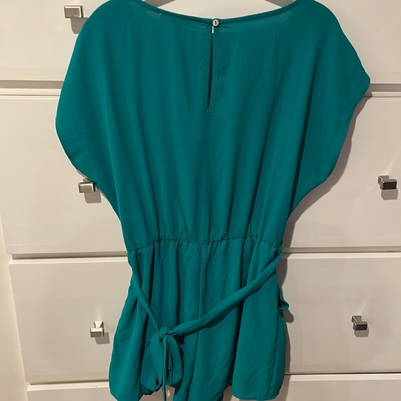 Green scope front jumper with pockets! - Picture 5 of 6